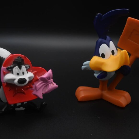Road runner (2020 mcdonalds toy) + vintage Pepe le Pew 2.5" Figure Toy PVC 1999 - Picture 4 of 4